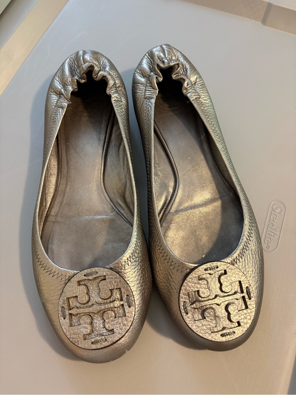 Tory Burch Reva Metallic Pewter Leather Ballet Flats Logo Medallion est 8.5-9